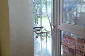 一声巨响！隔壁工地飞来巨石打进了卧室图片