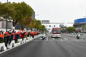 灿烂笑脸闪耀金山，金山百姓夹道欢迎21名援鄂医疗队员凯旋图片
