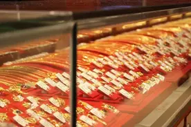 1741美元！扛了7年，抢黄金的中国大妈终于解套！有人预测：要涨到2万美元…图片