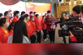 无比浪漫！奉贤90后援鄂医生凯旋归来向女友求婚图片