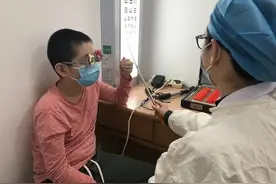 上网课一个多月，杭州2年级女孩眼睛看不清了 医生：这个保健动作请记好图片