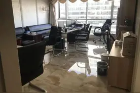 东部新城起拍单价2万多的住宅，还带一个车位，你猜最后拍到了多少？图片