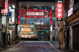 日本议员这时候偷逛歌舞伎町性服务店120分钟，对媒体说是去“修眼镜”…图片