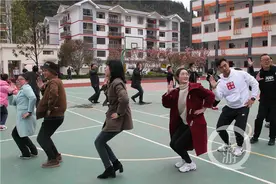 大山深处的回音 | 学校新编摆手舞：《日子越过越精彩》图片