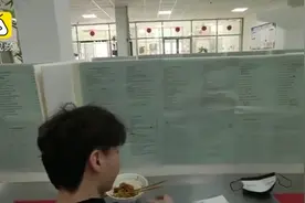 高三就餐实行单人单桌，隔离板上印满考点！老师：知识点一周一次更新图片