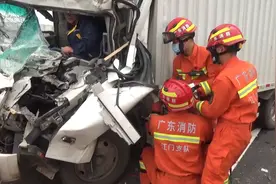 珠三角环线高速江门段发生8车连环相撞！货车严重变形司机被困视频封面