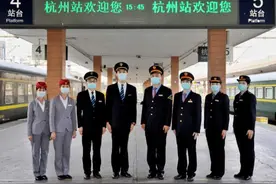 2019式“铁路蓝”制服正式上线，从1951年到现在，来看看铁路制服有哪些变迁？图片