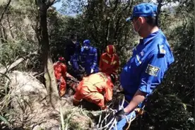 越野车坠入山谷一死一伤！视频曝光救援过程视频封面