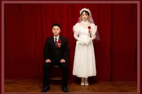 马剑越结婚一周年晒婚纱照表白老公 胸前别红花古典十足图片