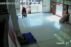 “喂，货咋还没到？”快递小哥：“我路上捡了个‘女儿’”图片