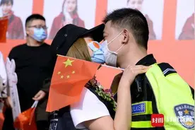 四川南充：交警丈夫开道献吻，接援鄂护士妻子回家图片
