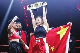 亚洲女拳王当起闪送员：代购物、陪下班，有空教女孩子打拳图片
