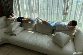 胡可晒安吉小鱼儿近照 两兄弟躺沙发背上姿势像极了小猫图片