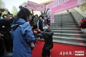 “咱们结婚吧！”男子单膝跪地求婚山大二院援助湖北医疗队女友图片