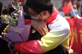 “嫁给我！”超甜蜜，隔离结束的援鄂男护士当众向女友求婚图片