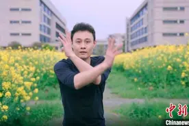 太惊艳！高校教师“云端”起舞 花田教学带学生重回校园图片