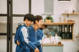 《朋友请听好》何炅易烊千玺校服合照满满少年感图片