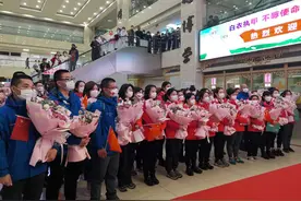 悬壶济世 执甲逆行 上海市中医医院36名援鄂医疗队队员凯旋归来图片