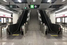 杭州地铁站里发生紧急状况，随后而来的一幕蛮暖的图片