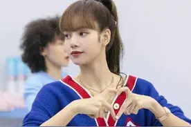 Lisa把吊带背心穿火了 这么搭时髦显瘦又高级图片