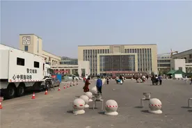 聊城一中新校区复学第一天：春回学子归 校园添生机图片