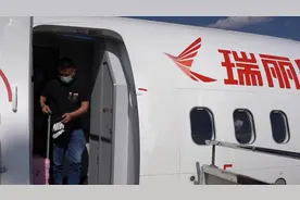 乘客家中突发不幸，飞机紧急中断滑行视频封面