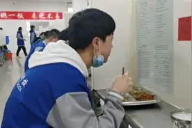高三生就餐隔离板贴考点，老师：边吃边学视频封面