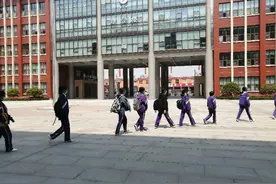 多图直击临沂商城实验学校学生就餐现场，单人单桌配有新鲜水果图片