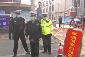 山东分批开学首日，交警送上安全“警囊”视频封面
