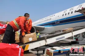 南航开通大连至韩国首尔“客改货”国际航线图片