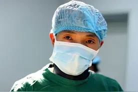 腰痛腿麻行动困难，女子腰椎间盘突出多年苦不堪言，医生巧手3分钟解除“警报”图片