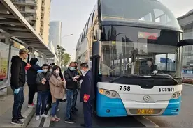 部分线路配置两名安全员，公交光谷公司保障乘客有序乘车图片