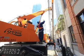带电移杆不影响周边居民用电 这处革命史迹门前更靓了图片