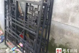 中年女“顺走”路边8个灯笼支架，民警找上门她称是捡到的图片