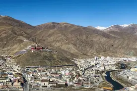 地震原址重建，它在废墟中重获新生图片