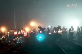 你见过凌晨一点的铁路工地吗？视频封面