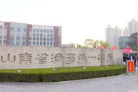31秒丨开学复课第一天，济宁这所高中进门查验很严格图片