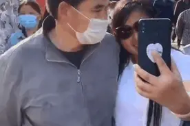 大衣哥携妻子逛街秀恩爱 大衣嫂戴墨镜骑马自拍玩不停图片