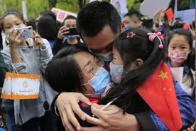 90后援鄂医生凯旋，现场向女友求婚图片
