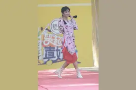 谢娜穿长裙扎麻花辫 俏皮凹造型图片