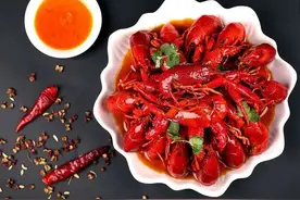 无人机高效喂养小龙虾，穿壳有型，脱壳有肉图片