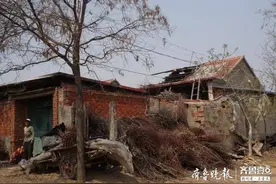 三龄童玩耍引发家中大火，众乡亲紧急相助火海救娃图片