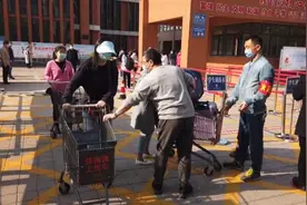 高三复课，学校借30辆购物车帮搬行李视频封面