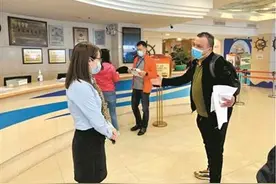 “拥抱”隔一米 感恩“零距离”图片