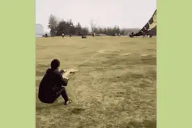 小伙放风筝差点飞上天图片