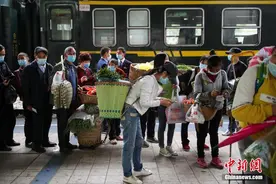 贵州山区“带货慢火车”重现繁忙图片