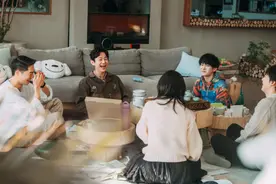《朋友请听好》何炅易烊千玺穿校服合照，郭麒麟出场引谢娜爆笑猜测图片