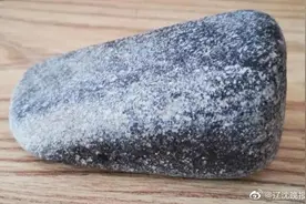 辽宁 朝阳一位老人遛弯捡到古石器“石锤”图片
