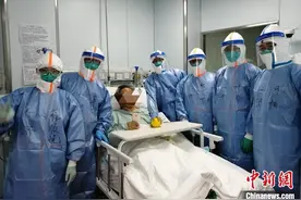 “逆行”白衣战士群像：用“火眼金睛”发现病情的蛛丝马迹图片