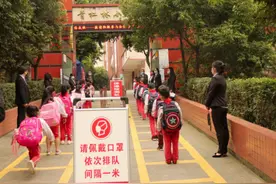 四川自贡：初一、初二年级及小学取消周六上课图片